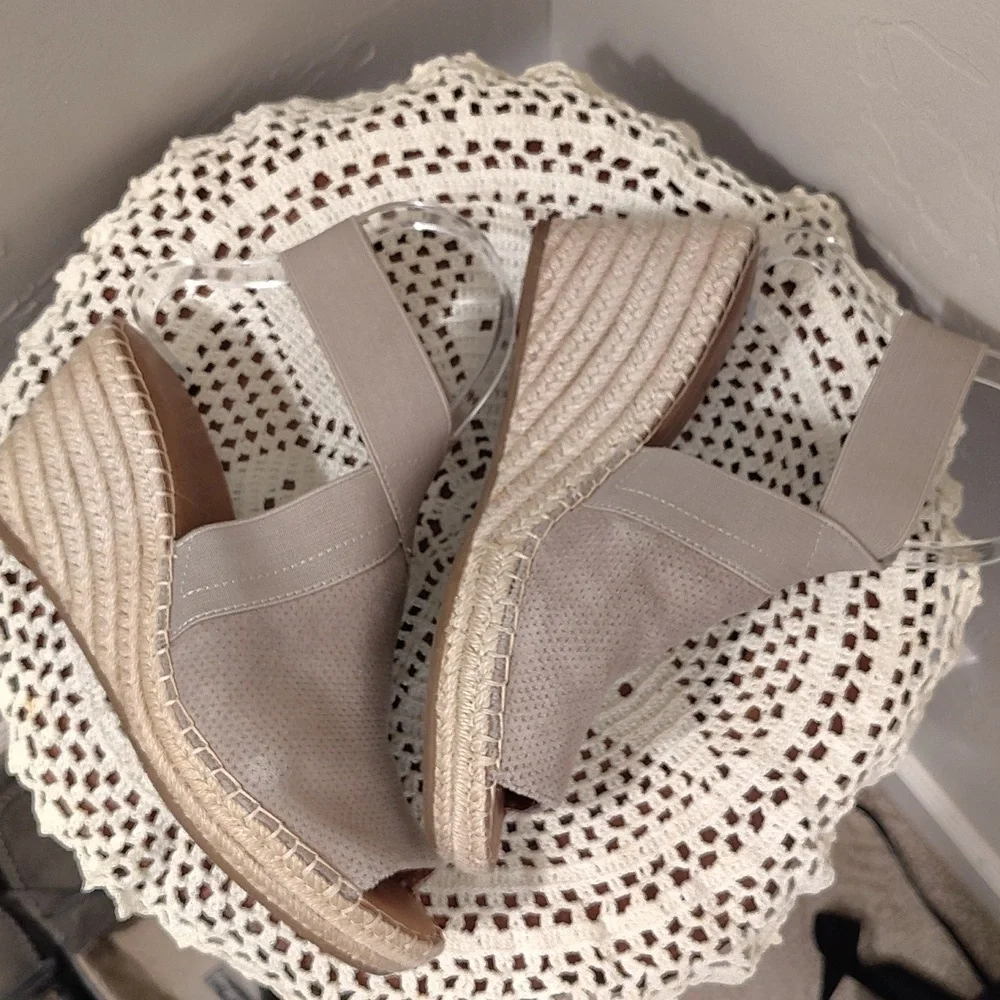 Gentle Souls Kenneth Cole Colleen Wedge Sandals Tan Neutral Sz 7 Minimalist